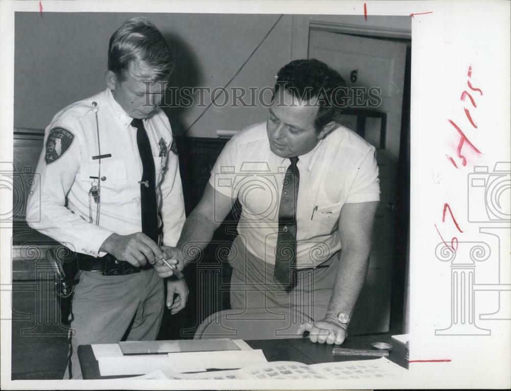 1969 Press Photo Police Sgt Joe Peak Demonstrates How To Dust For Fingerprints
